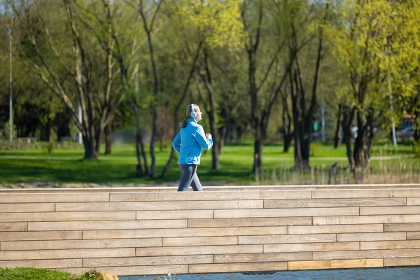 Ketenangan Wanita Berjaket Biru Berlari Taman Pagi Hari — Stok Foto