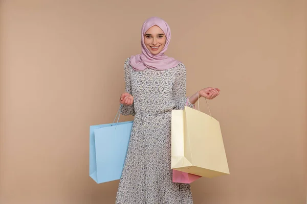 Leuke Jonge Moslim Vrouw Met Boodschappentassen — Stockfoto