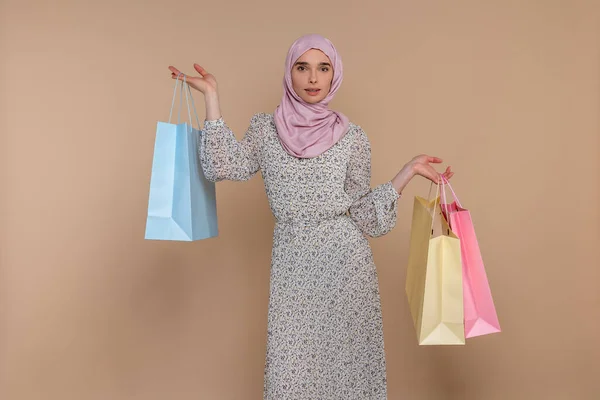 Het Winkelen Slanke Mooie Jonge Vrouw Met Boodschappentassen — Stockfoto