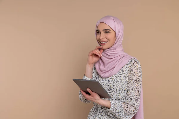 Online Young Woman Hijab Tablet Looking Involved — Stock Photo, Image