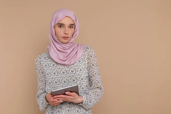 Digital Pretty Young Muslim Woman Hijab Holding Tablet Hands — Stock Photo, Image