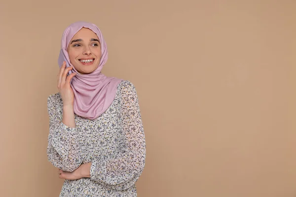 Telefoontje Jonge Vrouw Roze Hijab Praten Aan Telefoon — Stockfoto