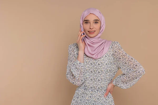 Telefoontje Jonge Vrouw Roze Hijab Praten Aan Telefoon — Stockfoto