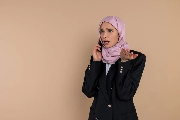 ビジネスウーマン スタイリッシュな若い女性が電話で話す — ストック写真