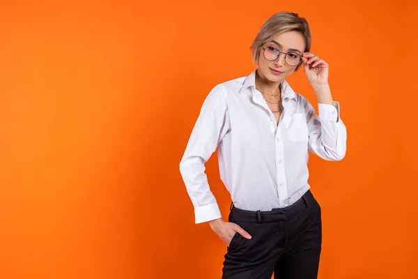 Ernste Frau Weißem Hemd Offiziellen Stil Mit Brille Die Den — Stockfoto