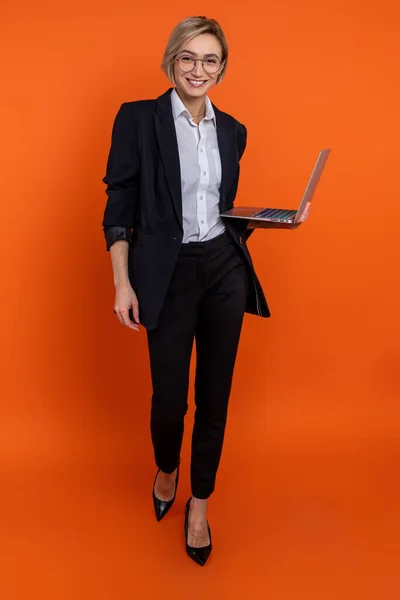 Ambiciózus Visel Fekete Hivatalos Stílusú Öltöny Dolgozik Laptop Izolált Narancssárga — Stock Fotó
