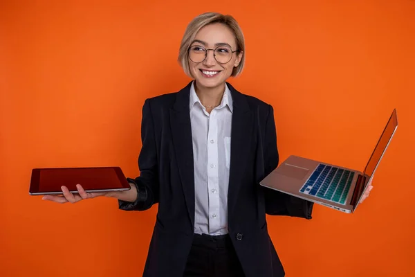 Elfoglalt Üzletasszony Visel Fekete Hivatalos Stílusú Öltöny Áll Laptop Tabletta — Stock Fotó