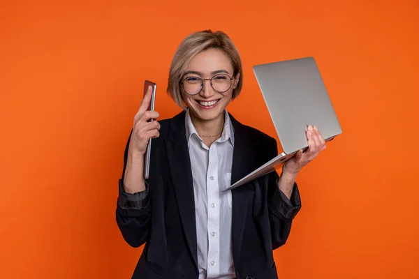 Задоволена Жінка Чорному Офіційному Костюмі Працює Ноутбуком Планшетом Сучасна Технологія — стокове фото