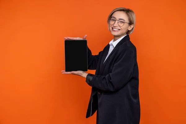 Lächelnde Fröhliche Frau Schwarzem Anzug Offiziellen Stil Zeigt Leeren Bildschirm — Stockfoto