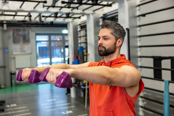 Sportieve Man Met Baard Die Aan Zijn Biceps Werkt Die — Stockfoto