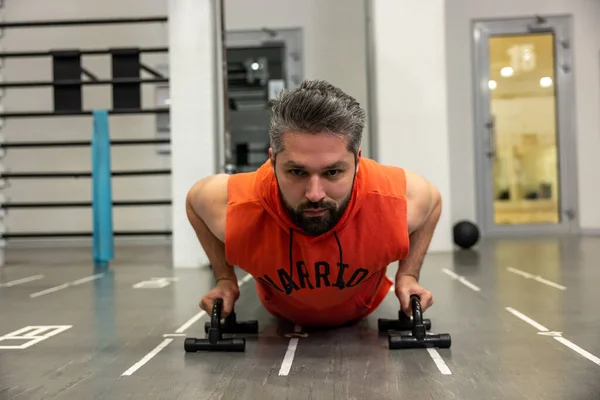Pelatihan Intensif Modern Gym Pria Berdiri Posisi Papan Atau Melakukan — Stok Foto