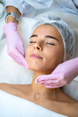 Tanımlanamayan güzellik doktoru kozmetoloji kliniğinde kadınlara yüz temizleme ameliyatı yapıyor..