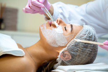 Estetik kliniğindeki genç kadınlar için kozmetik ve kozmetik prosedürleri.