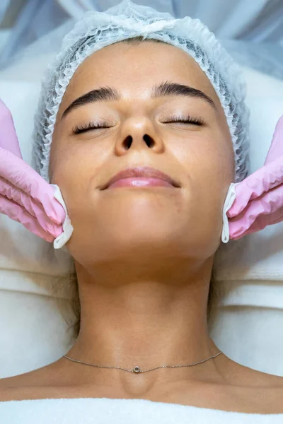 Onherkenbare Cosmetoloog Doet Schoonheid Gezicht Procedures Behandeling Van Vrouw Klant — Stockfoto