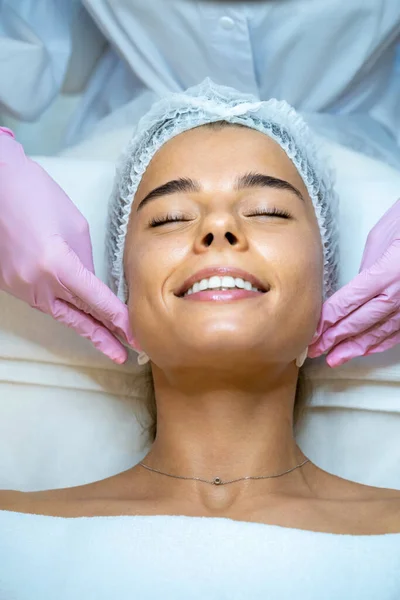Oigenkännlig Kvinnlig Kosmetolog Läkare Rengöring Kund Hud Göra Ansiktsmassage Till — Stockfoto