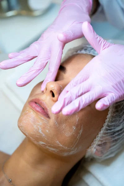 Onherkenbare Vrouw Cosmetoloog Toepassing Crème Vrouwen Gezicht Het Doen Van — Stockfoto