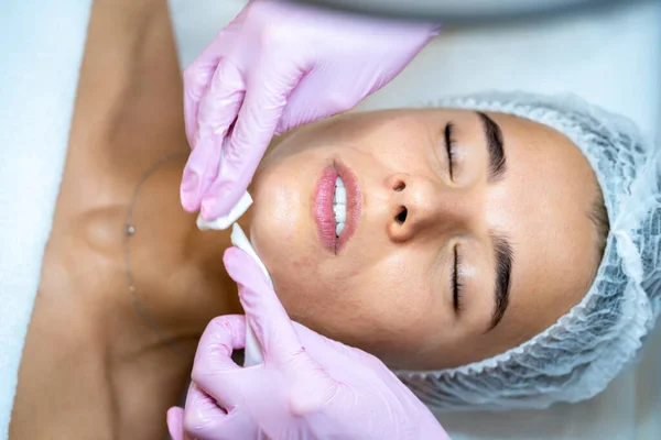 Médico Esteticista Irreconocible Haciendo Procedimientos Limpieza Facial Mujer Clínica Cosmetología — Foto de Stock