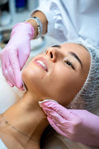 Mujer Profesional Cosmetóloga Irreconocible Limpieza Cara Del Cliente Tratamiento Belleza — Foto de Stock