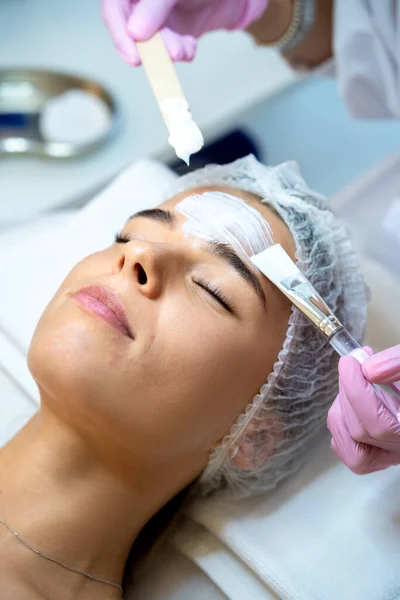 Oigenkännlig Kosmetolog Applicera Mask Kvinnligt Ansikte Spa Skönhetssalong — Stockfoto