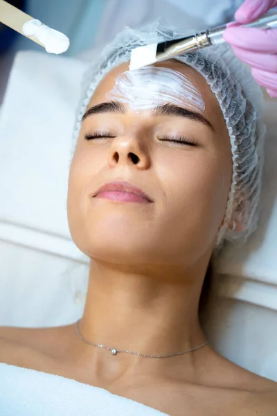 Cosmetólogo Irreconocible Aplicando Máscara Cara Mujer Salón Belleza Spa — Foto de Stock