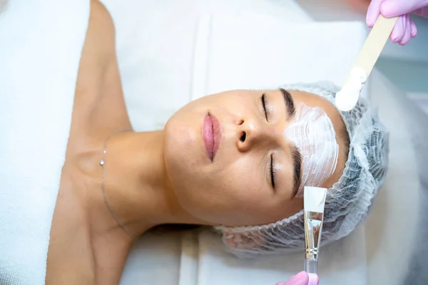 Unrecognizable Cosmetologist Applying Mask Woman Face Spa Beauty Salon — Stock Photo, Image