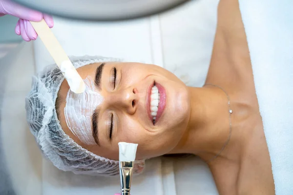 Невпізнаваний Професійний Косметолог Робить Процедури Догляду Шкірою Жіночого Клієнта — стокове фото