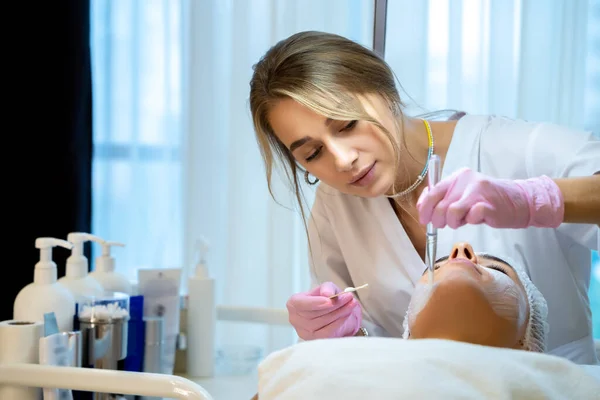 Blond Woman Cosmetologist Applying Mask Face Aesthetic Clinic Cosmetology Treatment — Stock Photo, Image