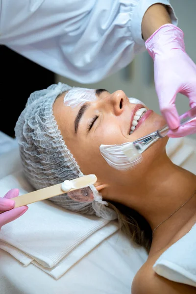 Cosmetologo Irriconoscibile Applicare Maschera Viso Della Donna Nel Salone Bellezza — Foto Stock