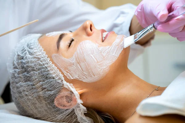 Cosmetologist Irreconhecível Fazendo Procedimentos Beleza Limpeza Clínica Descascamento Envelhecimento — Fotografia de Stock