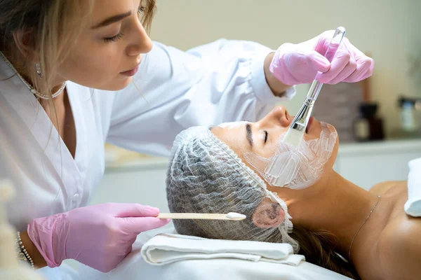 Mulher Loira Cosmetologista Aplicando Máscara Rosto Clínica Estética Tratamento Cosmetologia — Fotografia de Stock