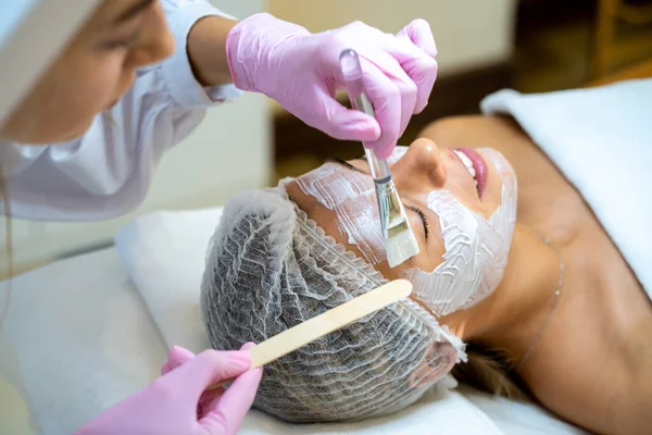 Nerozpoznatelný Kosmetolog Provádějící Očistné Kosmetické Procedury Klinice Peeling Proti Stárnutí — Stock fotografie