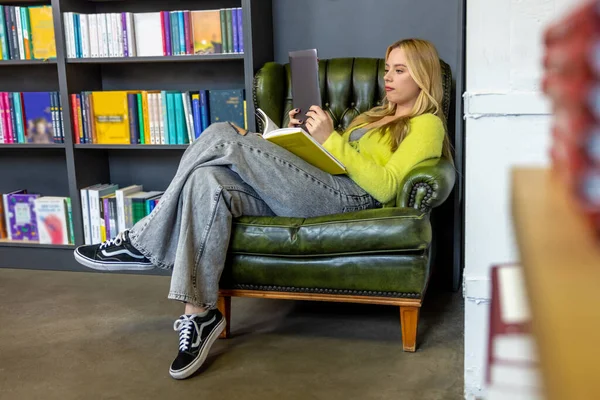 Library Pretty Blonde Woman Stusying Library — Stock Photo, Image