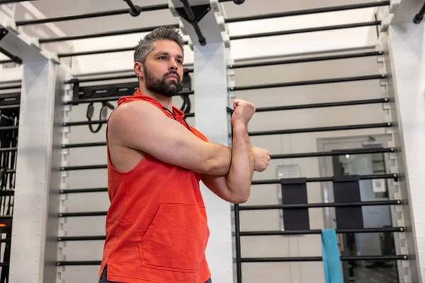 Atletische Man Opwarmen Armen Strekken Voor Het Trainen Fitnessruimte Lichaamsverzorging — Stockfoto