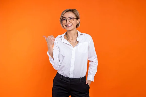 Entzückte Niedliche Frau Weißem Hemd Offiziellen Stil Zeigt Auf Kopierraum — Stockfoto