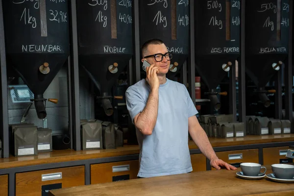 Gözlüklü Neşeli Barista Kahve Dükkanında Cep Telefonuyla Konuşuyor Yerinde Barmen — Stok fotoğraf