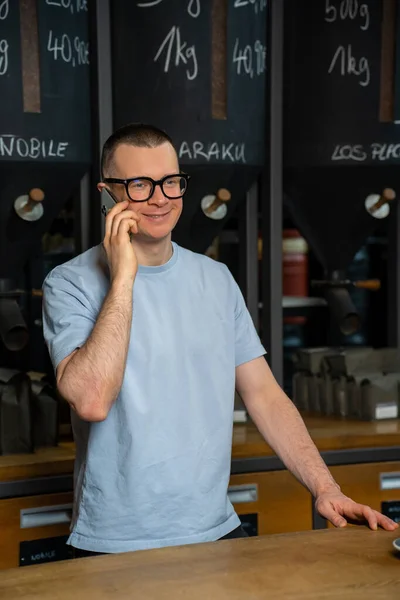 Kahve Dükkanında Cep Telefonuyla Konuşan Gözlüklü Yakışıklı Barmen Yerinde Barmen — Stok fotoğraf