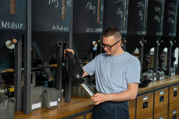 Υπάλληλος Καφετέριας Γυαλιά Και Ποδιά Που Στέκεται Στο Πάγκο Ρίχνοντας — Φωτογραφία Αρχείου