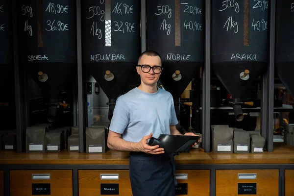 Kahve Bardakları Önlüklü Bir Kafe Çalışanı Kahve Çekirdeğinin Yanında Duruyor — Stok fotoğraf