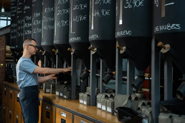 Υπάλληλος Καφετέριας Γυαλιά Και Ποδιά Που Στέκεται Στο Πάγκο Ρίχνοντας — Φωτογραφία Αρχείου
