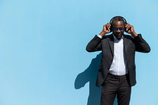 Müziği Kulaklıklı Şık Bir Adam Müzikten Hoşlanıyor — Stok fotoğraf