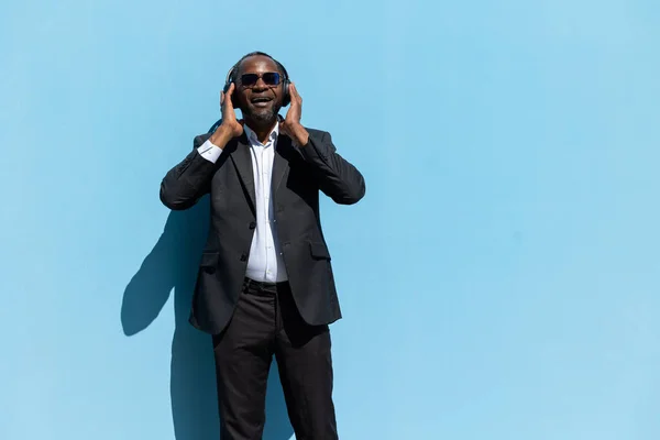 Ocio Hombre Piel Oscura Bonito Traje Con Auriculares Escuchando Música —  Fotos de Stock