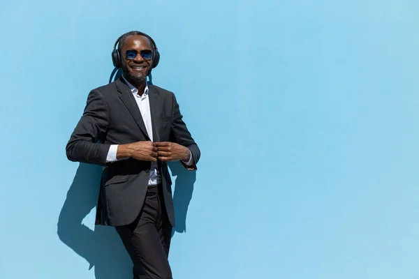 Ocio Hombre Piel Oscura Bonito Traje Con Auriculares Escuchando Música — Foto de Stock