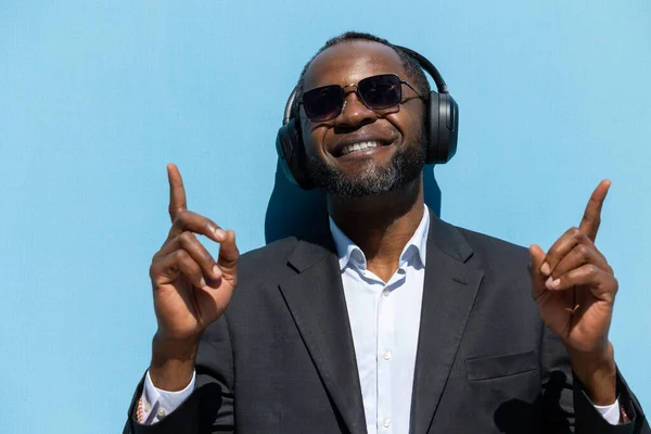 Müziğin Tadını Çıkarıyorum Güneş Gözlüklü Afro Amerikan Adam Müzik Dinliyor — Stok fotoğraf