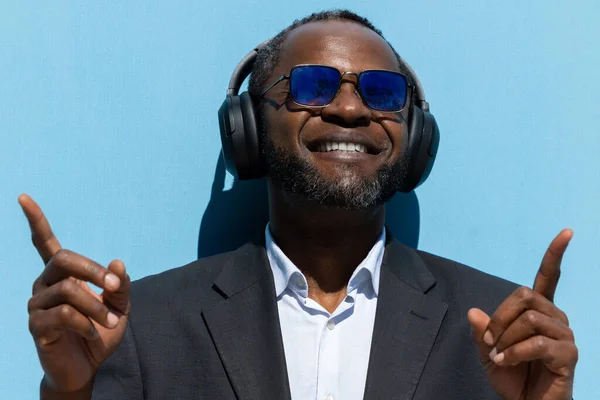 Élvezem Zenét Élvezte Afro Amerikai Férfi Napszemüvegben Zenét Hallgatni — Stock Fotó