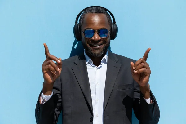 Aime Musique Apprécié Homme Afro Américain Lunettes Soleil Écoutant Musique — Photo