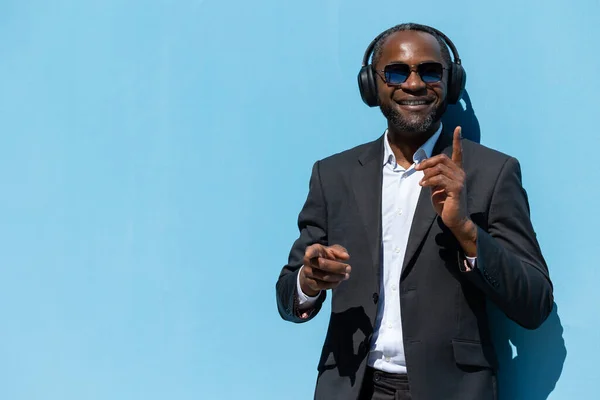Disfrutando Música Hombre Afroamericano Disfrutado Gafas Sol Escuchando Música — Foto de Stock