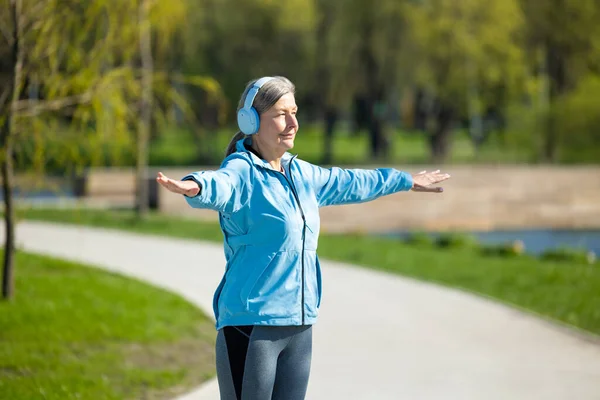 Sabah Egzersizleri Spor Giyimli Orta Yaşlı Bir Kadın Parkta Egzersiz — Stok fotoğraf