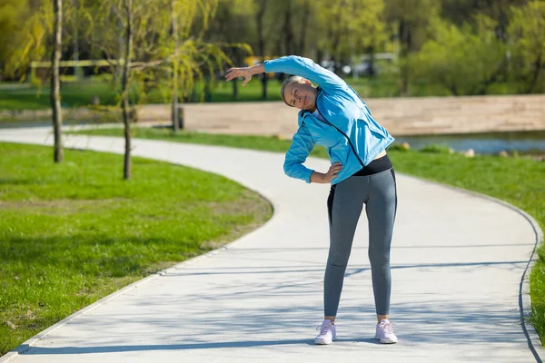 Protahování Žena Modrém Sportovním Oblečení Dělá Protahování Parku — Stock fotografie