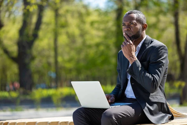 Empresário Homem Elegante Pele Escura Sentado Parque Com Laptop Saqueando — Fotografia de Stock