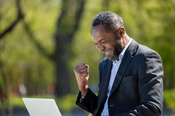 Trabalhar Fora Empresário Afro Americano Trabalhando Laptop Parque Olhando Satisfeito — Fotografia de Stock